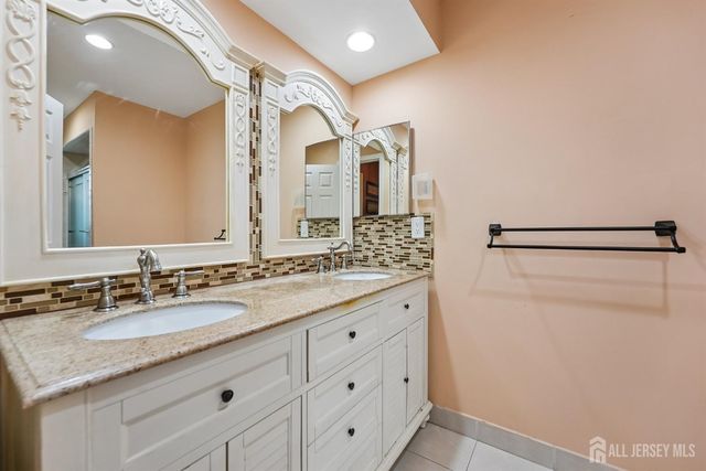 9 Chipwood Lane, North Brunswick, NJ 08902