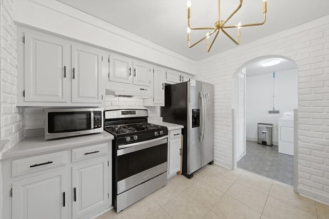 7920 W 91st Street, Hickory Hills, IL 60457