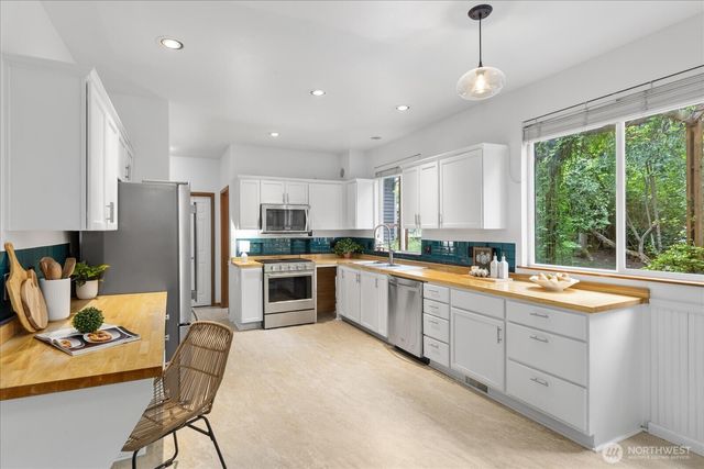 19414 77th Place NE, Kenmore, WA 98028