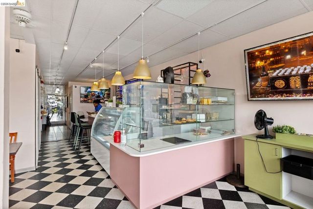 4935 Shattuck Ave, Oakland, CA 94609