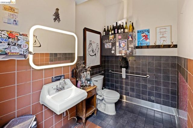 4935 Shattuck Ave, Oakland, CA 94609