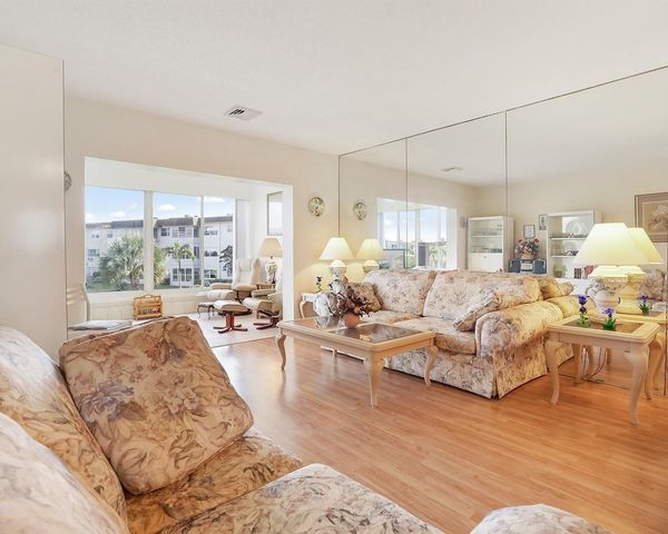 3500 NW 48th Avenue 513, Lauderdale Lakes, FL 33319