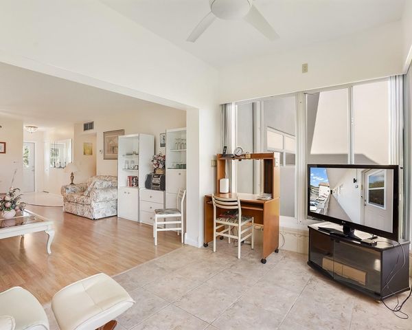 3500 NW 48th Avenue 513, Lauderdale Lakes, FL 33319