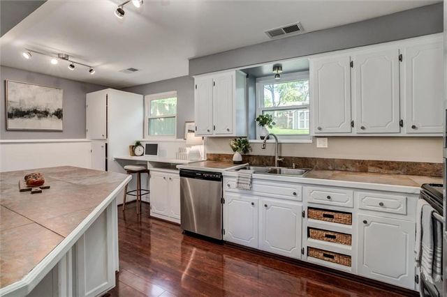 406 E 90th Terrace, Kansas City, MO 64131