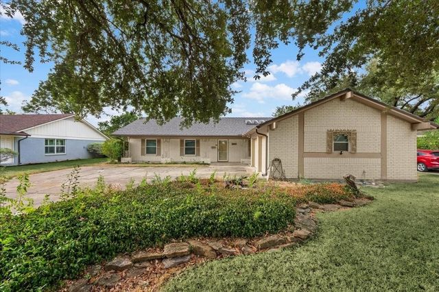 8933 Kincaid Drive, Benbrook, TX 76116