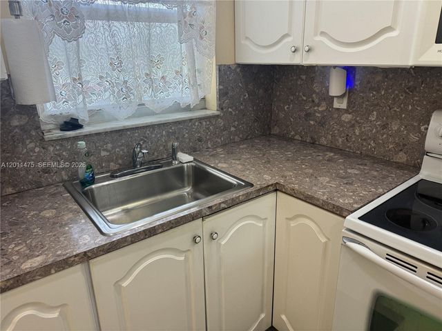 8465 Sunrise Lakes Blvd 212, Sunrise, FL 33322