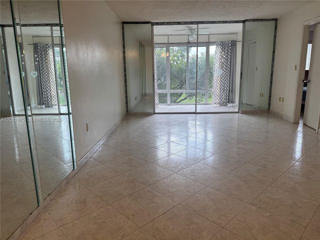 8465 Sunrise Lakes Blvd 212, Sunrise, FL 33322