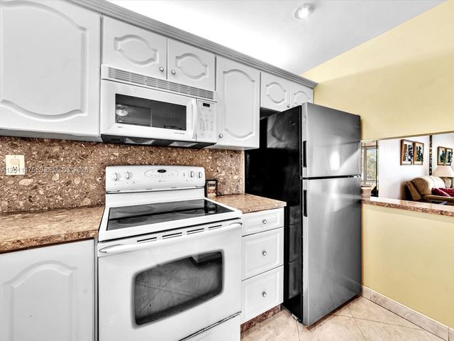 8465 Sunrise Lakes Blvd 212, Sunrise, FL 33322