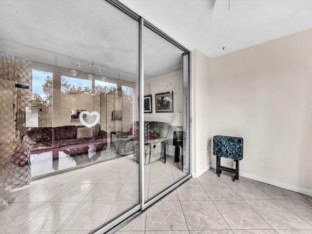 8465 Sunrise Lakes Blvd 212, Sunrise, FL 33322