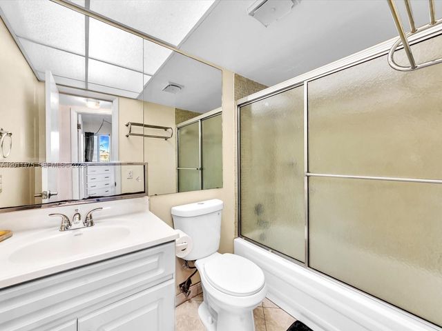 8465 Sunrise Lakes Blvd 212, Sunrise, FL 33322