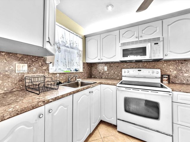 8465 Sunrise Lakes Blvd 212, Sunrise, FL 33322