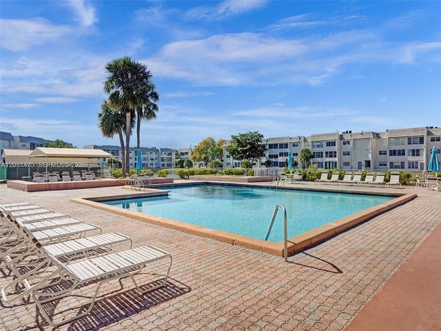 8465 Sunrise Lakes Blvd 212, Sunrise, FL 33322