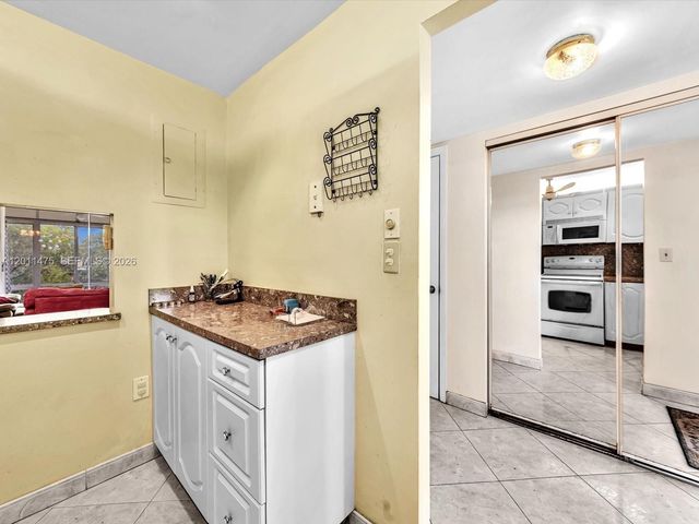 8465 Sunrise Lakes Blvd 212, Sunrise, FL 33322