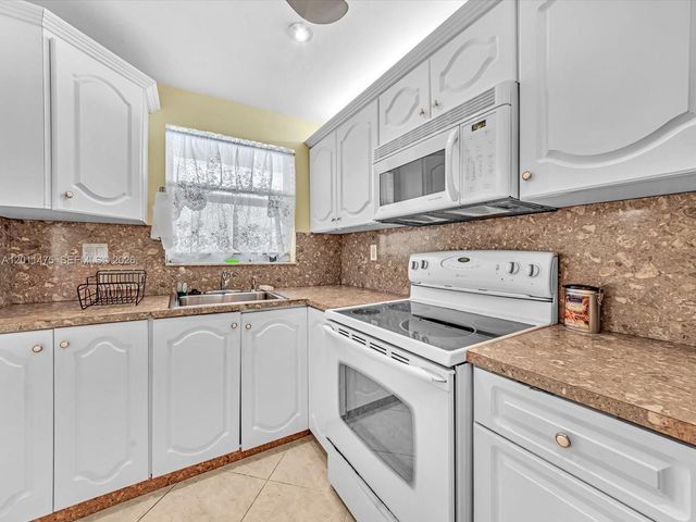 8465 Sunrise Lakes Blvd 212, Sunrise, FL 33322