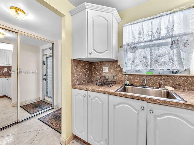 8465 Sunrise Lakes Blvd 212, Sunrise, FL 33322
