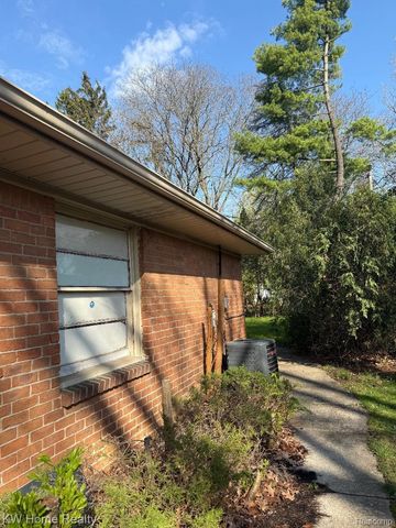 17228 Sunnybrook Drive, Southfield, MI 48076