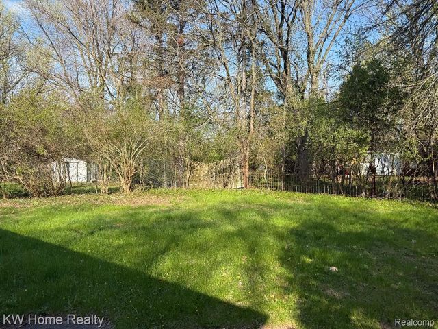 17228 Sunnybrook Drive, Southfield, MI 48076