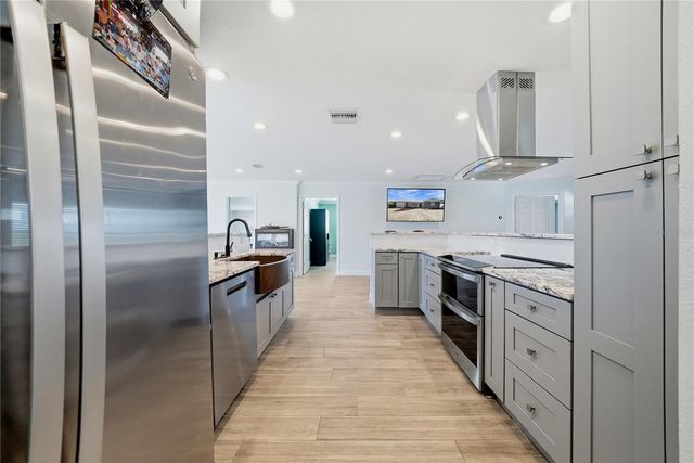 103 6TH STREET NW, Ruskin, FL 33570