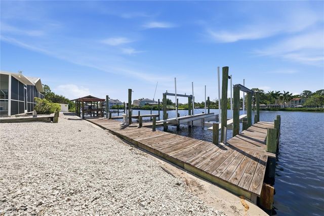 103 6TH STREET NW, Ruskin, FL 33570