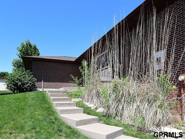 2205 Sandstone Road, Lincoln, NE 68512