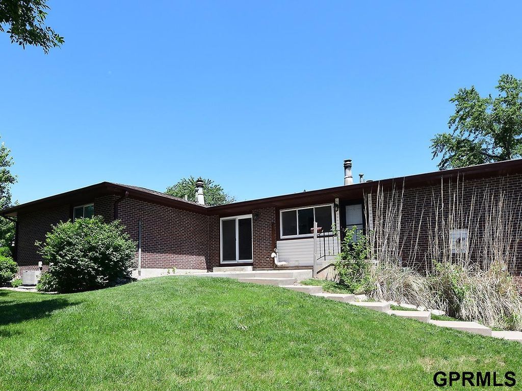 2205 Sandstone Road, Lincoln, NE 68512