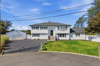 10 Gale Court, Patchogue, NY 11772