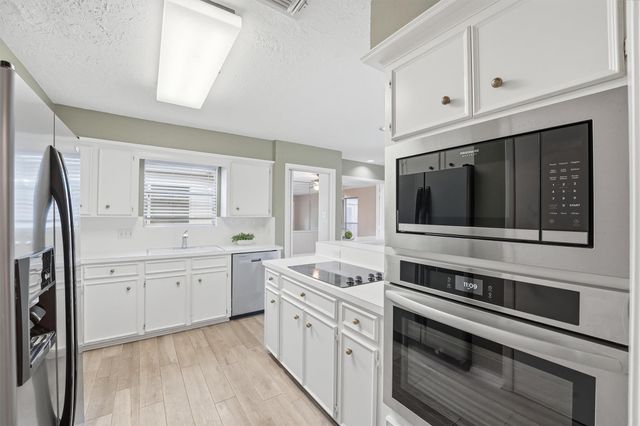 2513 Country Club Boulevard, Sugar Land, TX 77478