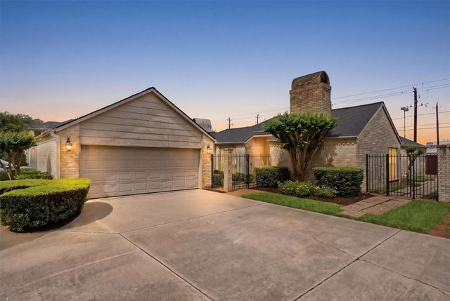 2513 Country Club Boulevard, Sugar Land, TX 77478