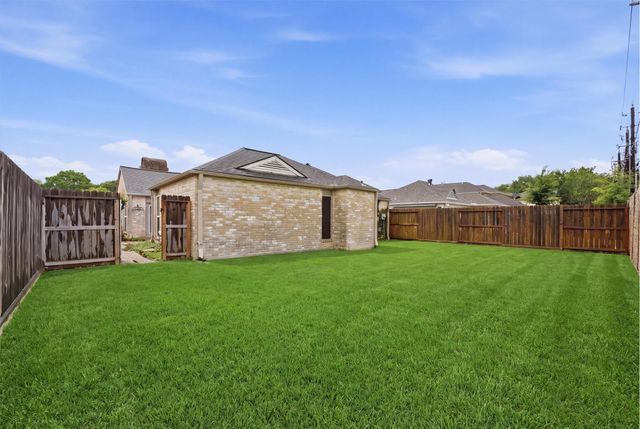 2513 Country Club Boulevard, Sugar Land, TX 77478