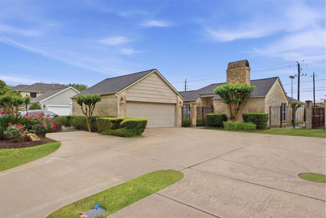 2513 Country Club Boulevard, Sugar Land, TX 77478