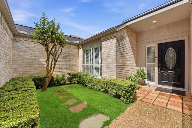 2513 Country Club Boulevard, Sugar Land, TX 77478