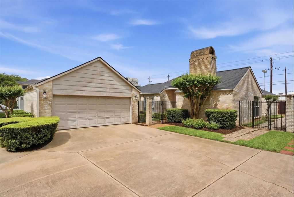 2513 Country Club Boulevard, Sugar Land, TX 77478