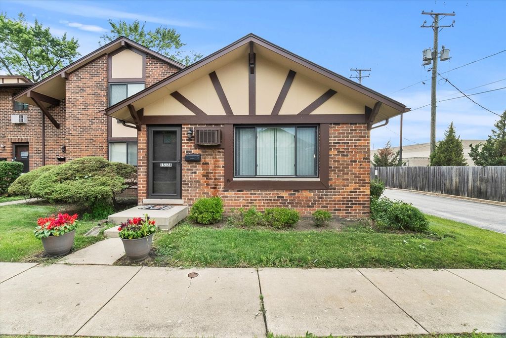 1S124 Winthrop Lane, Villa Park, IL 60181