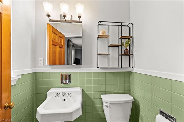 1103 Peace Haven Road, Winston-salem, NC 27104