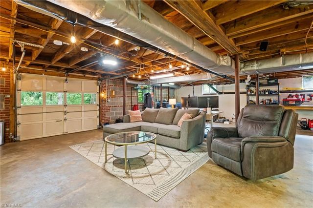 1103 Peace Haven Road, Winston-salem, NC 27104