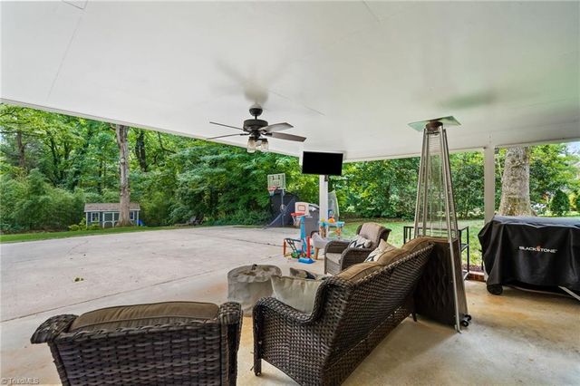 1103 Peace Haven Road, Winston-salem, NC 27104