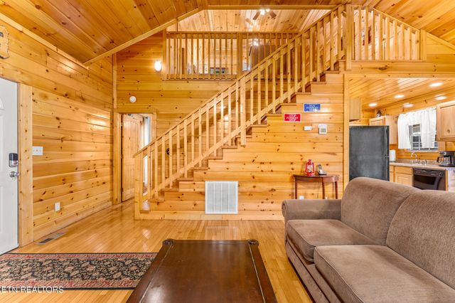 514 Laural Mountain Rd, Gatlinburg, TN 37738