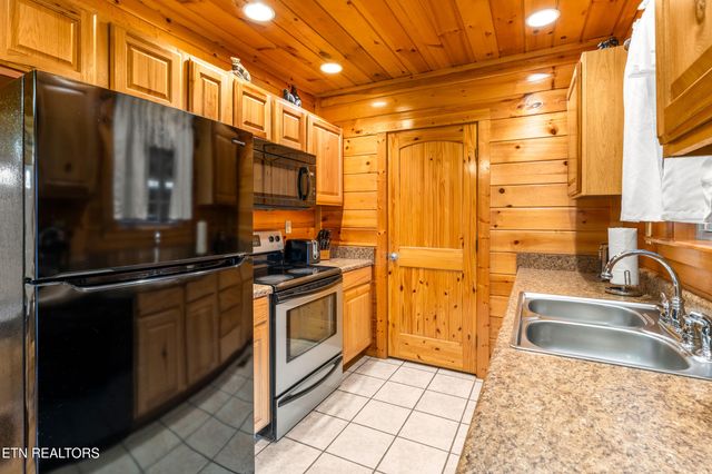 514 Laural Mountain Rd, Gatlinburg, TN 37738
