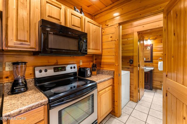 514 Laural Mountain Rd, Gatlinburg, TN 37738
