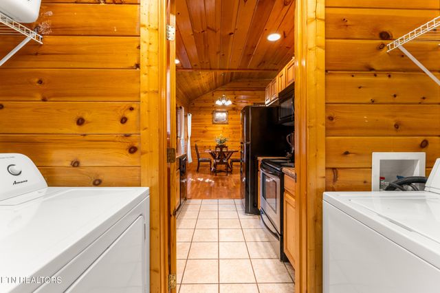 514 Laural Mountain Rd, Gatlinburg, TN 37738