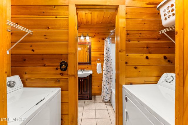 514 Laural Mountain Rd, Gatlinburg, TN 37738