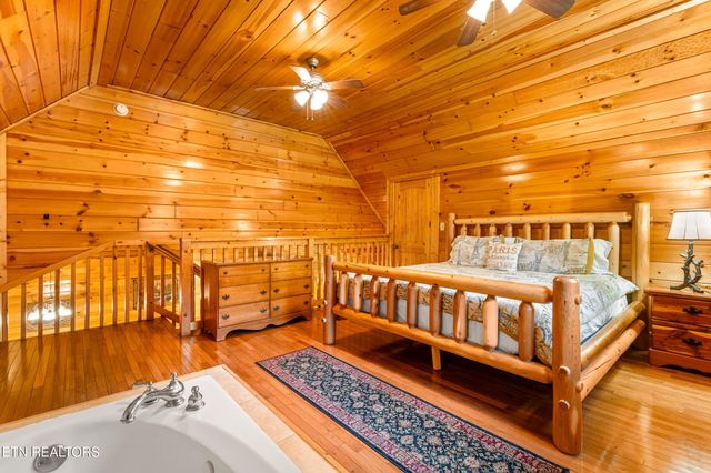 514 Laural Mountain Rd, Gatlinburg, TN 37738