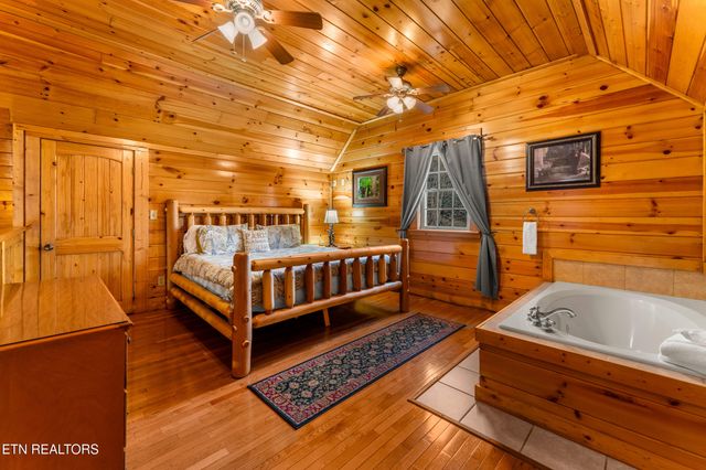 514 Laural Mountain Rd, Gatlinburg, TN 37738