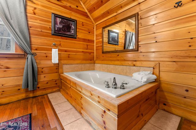 514 Laural Mountain Rd, Gatlinburg, TN 37738