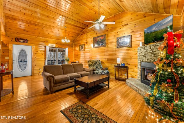 514 Laural Mountain Rd, Gatlinburg, TN 37738