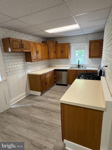 35 W MAIN ST, Newmanstown, PA 17073
