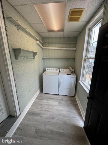 35 W MAIN ST, Newmanstown, PA 17073