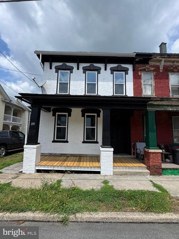 35 W MAIN ST, Newmanstown, PA 17073