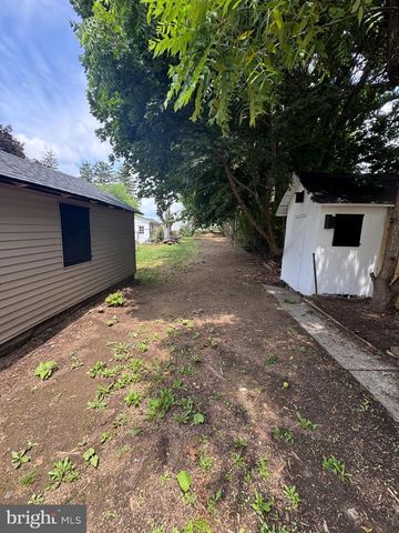 35 W MAIN ST, Newmanstown, PA 17073