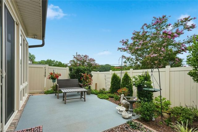 1009 Beechcrest Drive, Kernersville, NC 27284